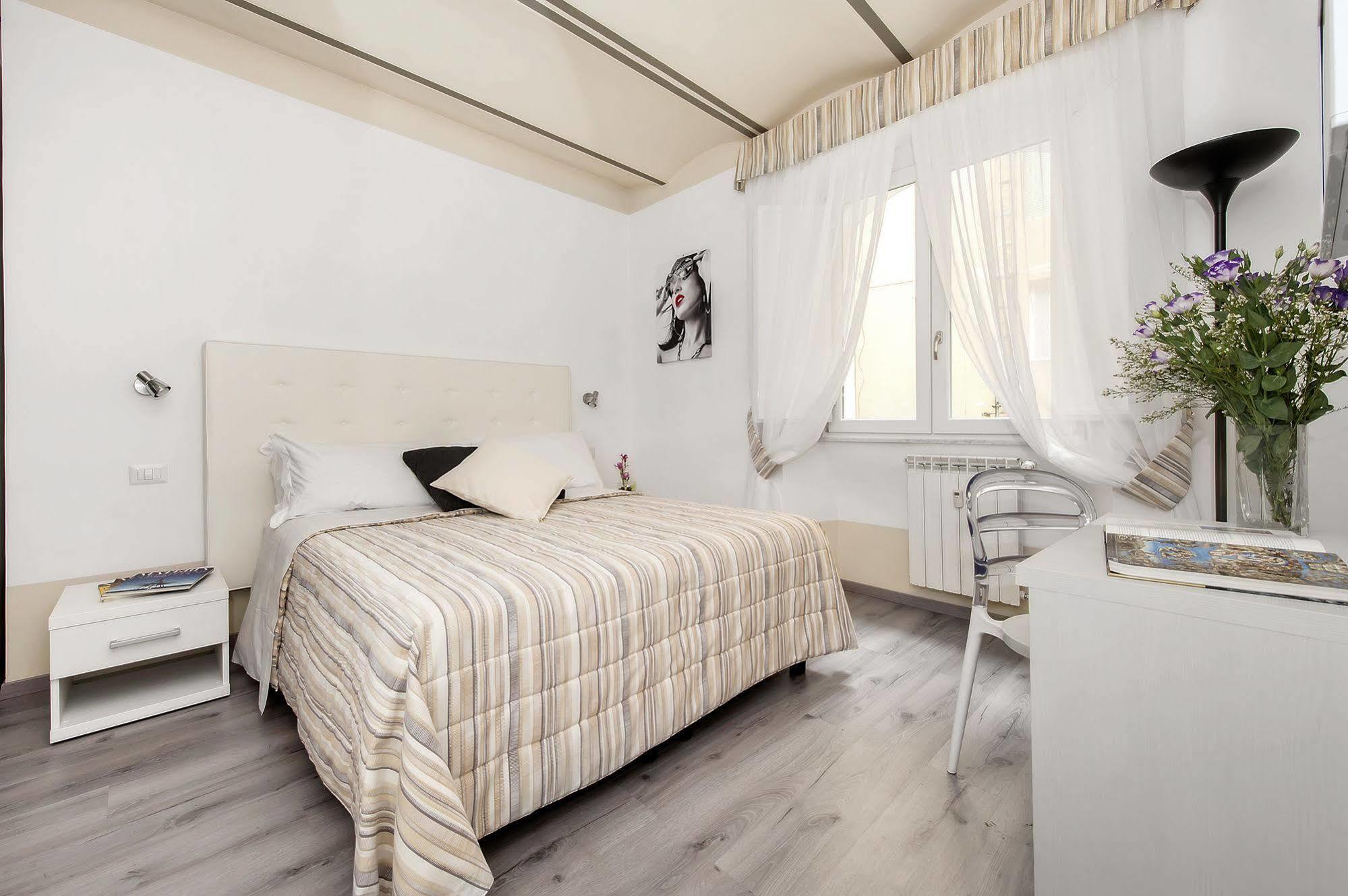 White Rooms Colosseo Rome Exterior photo